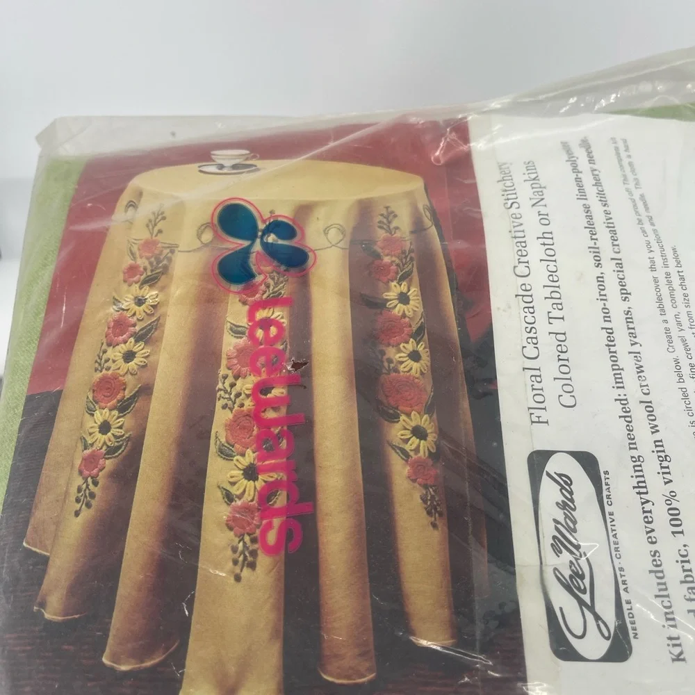 Leewards‎ Floral Tablecloth Set